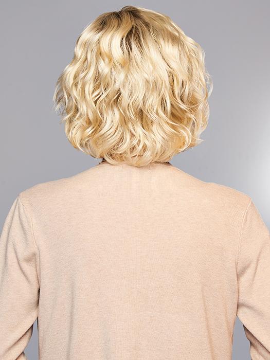 GL613-88SS CHAMPAGNE BLONDE | Dark Golden Blonde base blends into Light Golden Blonde with glints of Platinum Blonde