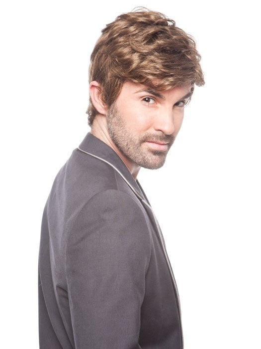 Short, feathered side and crown layers with a tapered neck accent this classic men’s style.