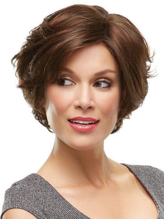 Smooth and straighten the ends with your fingers and shaping cream | Color: 6/33