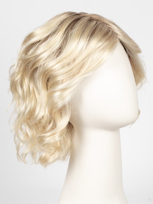 GL613-88SS CHAMPAGNE BLONDE | Dark golden blonde base blends into light golden blonde with glints of platinum blonde.