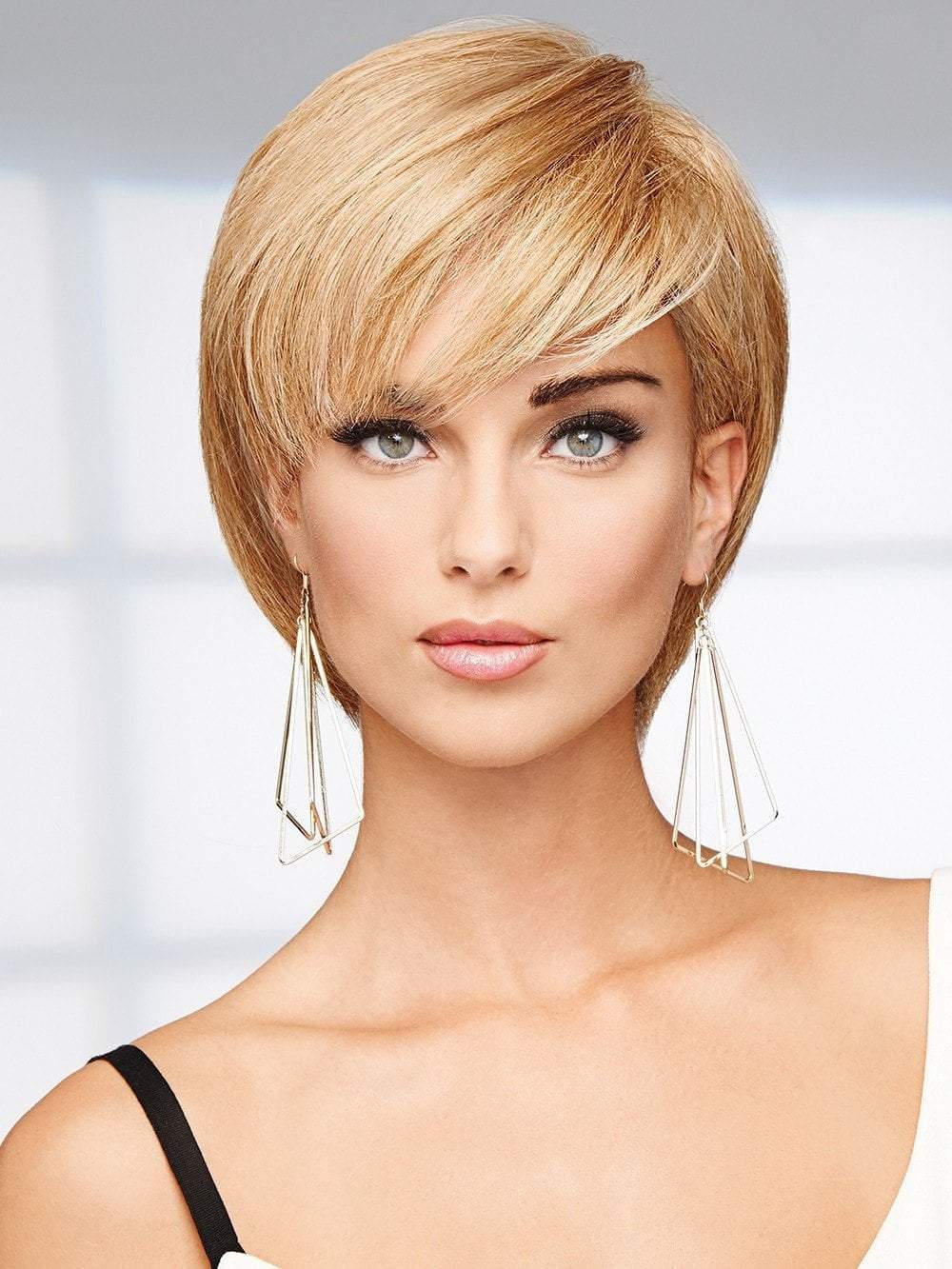 The 100% human hair can be tucked behind the ears and styled like a pixie or a short bob with face framing layers.