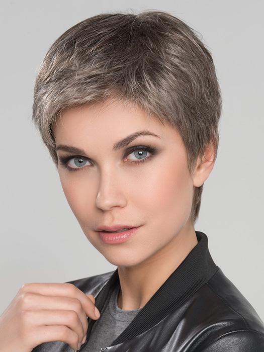 RISK COMFORT by Ellen Wille in SMOKE-ROOTED | Medium Brown blended with 35% Pure White